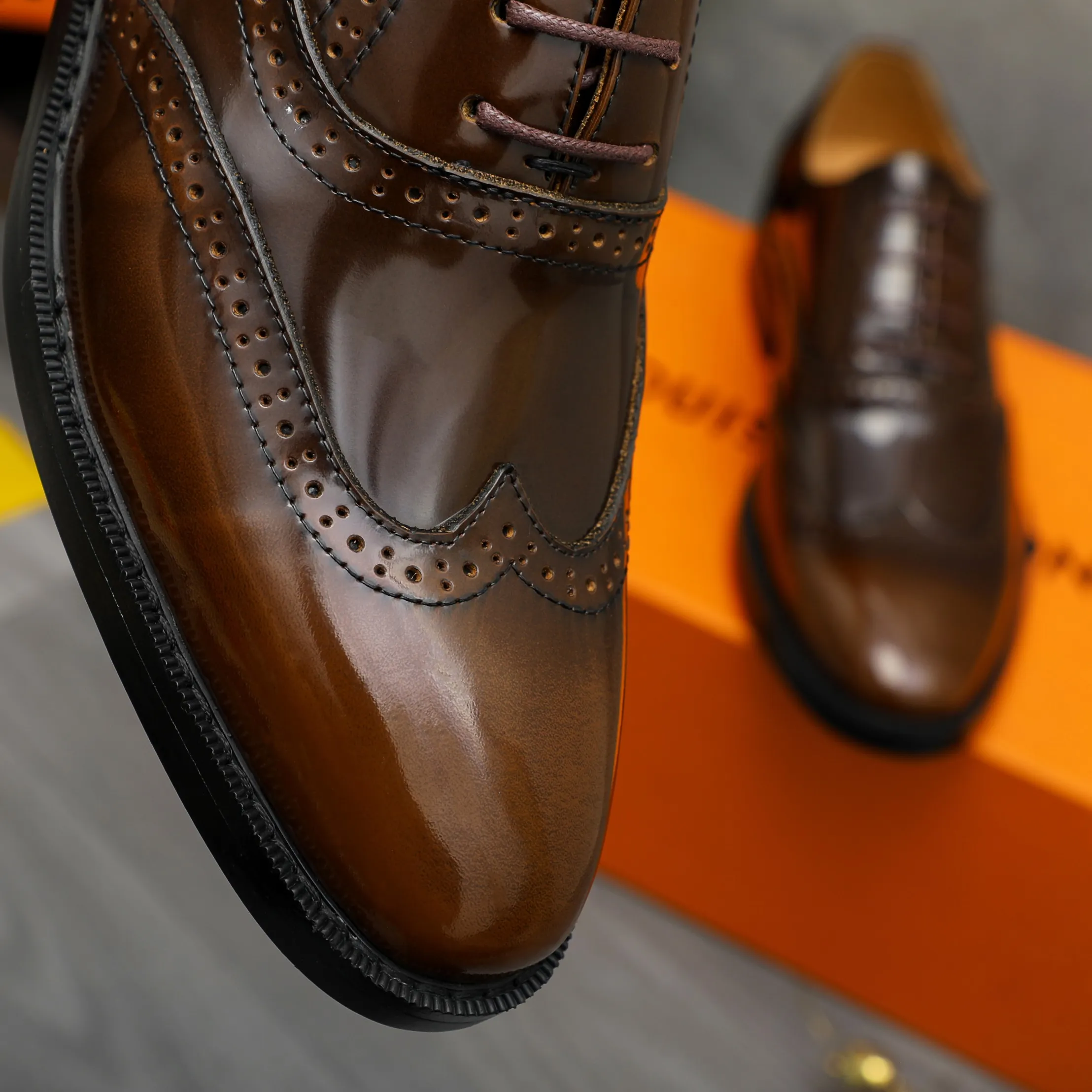 Men's shoes 💰500 Product trademark: LV "Louis Vuitton" business formal leather shoes Regular size: 39-45 (.45 customization is non-returnable) Product materials: Selected color-brushed pearlescent cowhide upper, cowhide lining, original rubber outsole